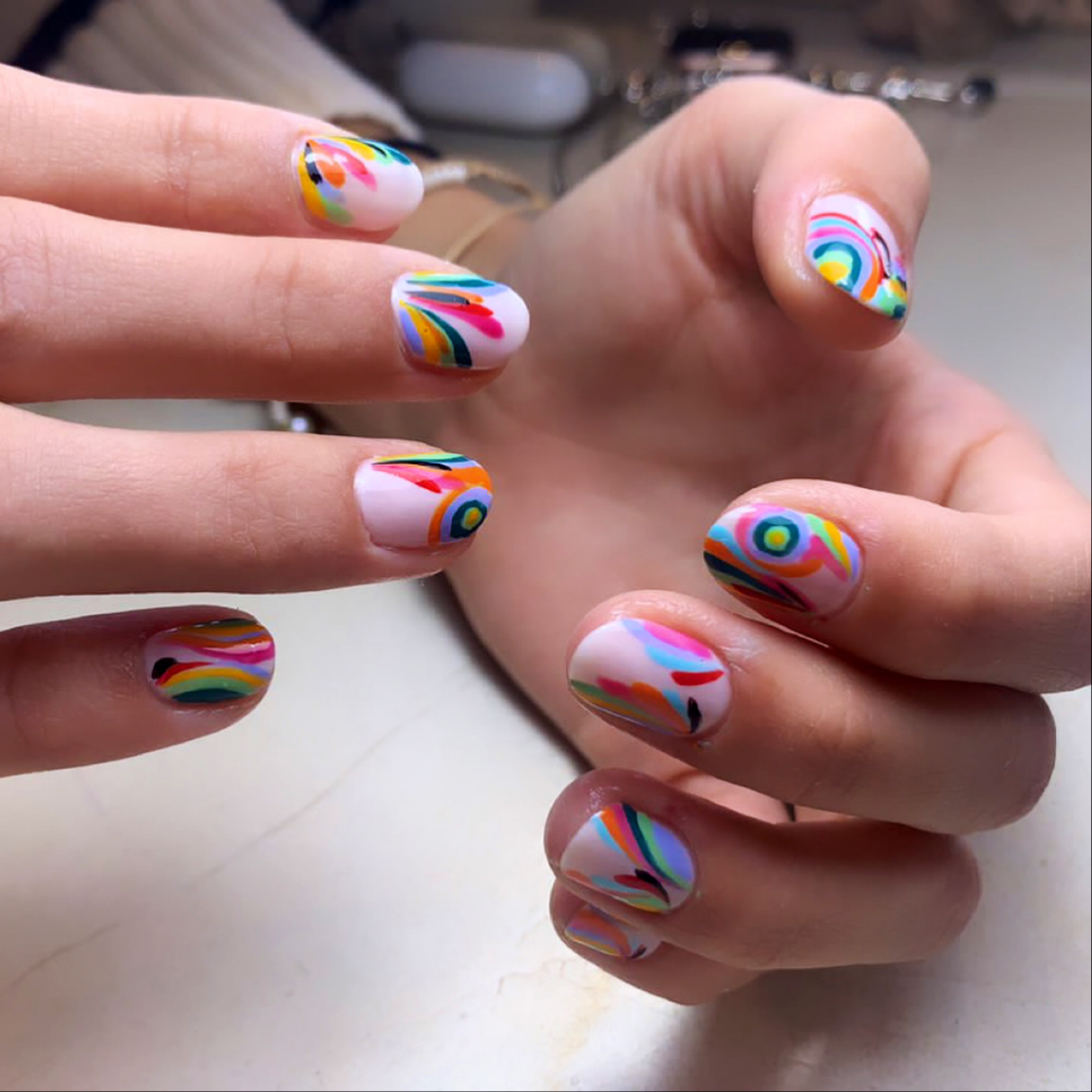 Diseño a mano alzada multicolor