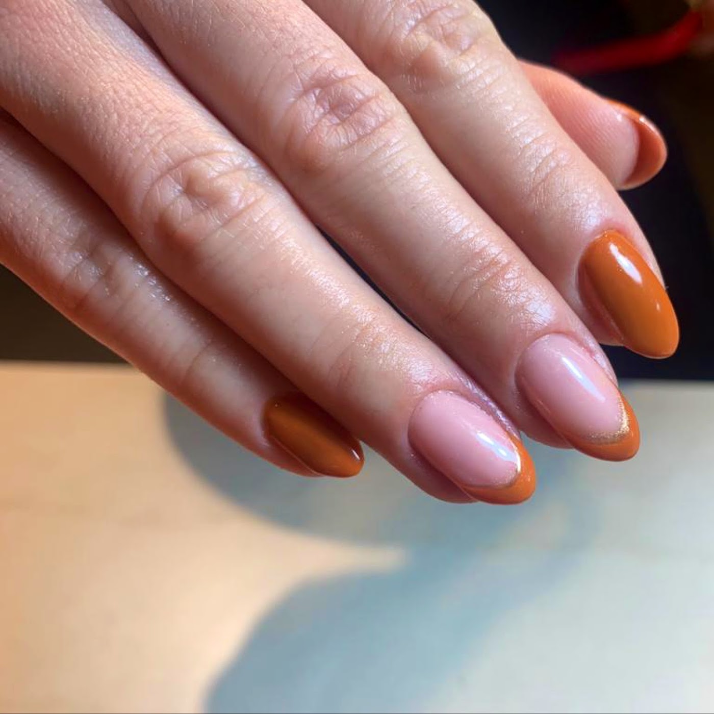 Manicura en tonos terracota