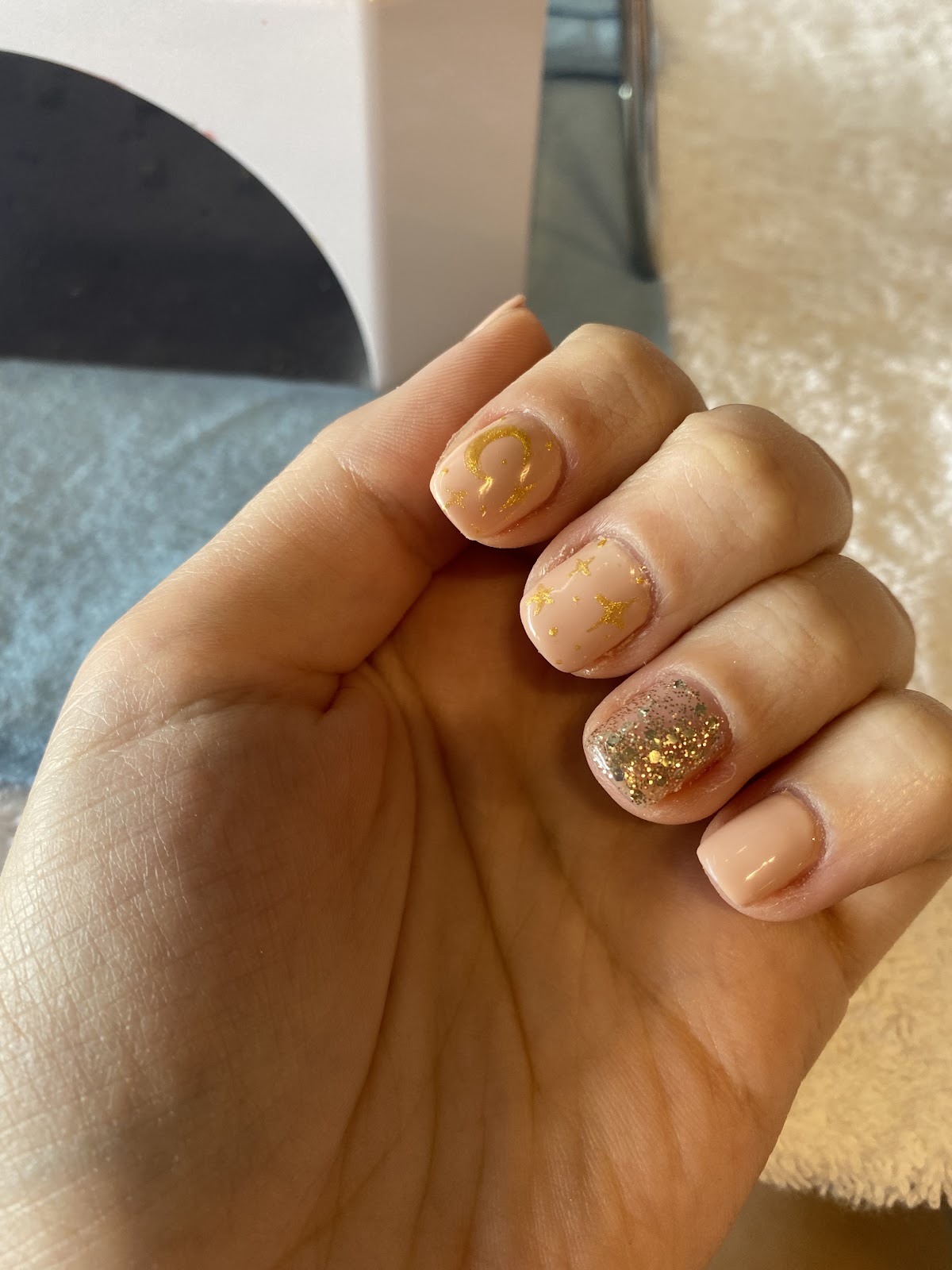 Diseño nude con detalles dorados